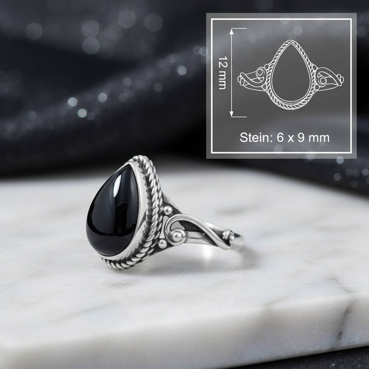 Onyxring aus Silber mit Maßangaben zu Ring und Edelstein