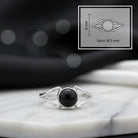[KI] Onyxring aus Silber mit Maßangaben zu Ring und Edelstein