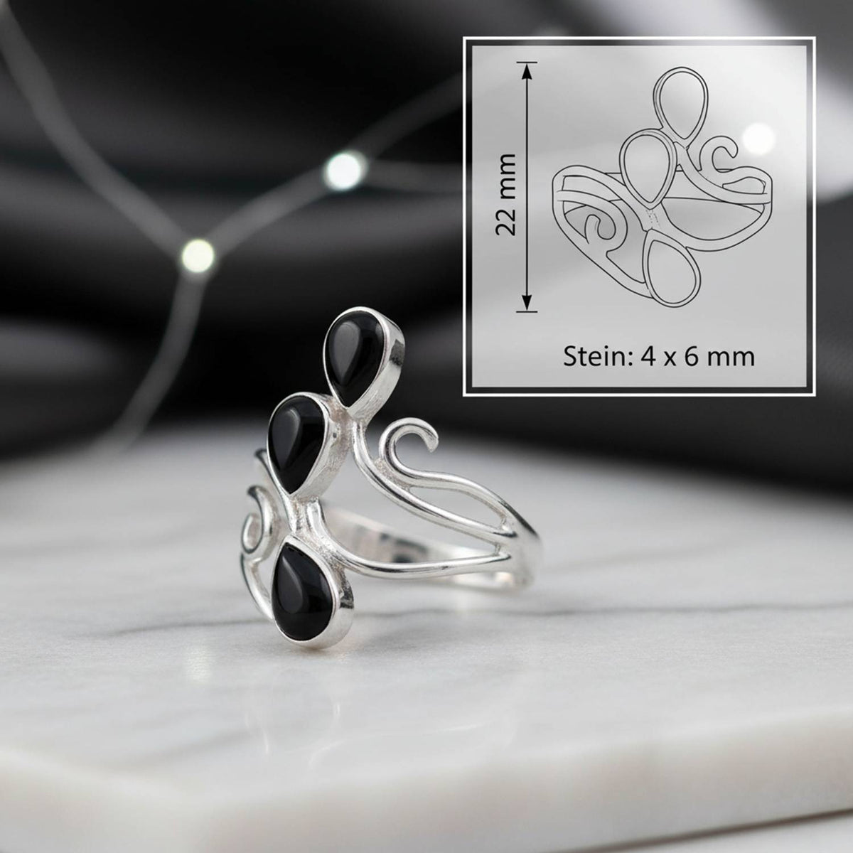 Onyxring aus Silber mit Maßangaben zu Ring und Edelstein