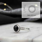 [KI] Onyxring aus Silber mit Maßangaben zu Ring und Edelstein