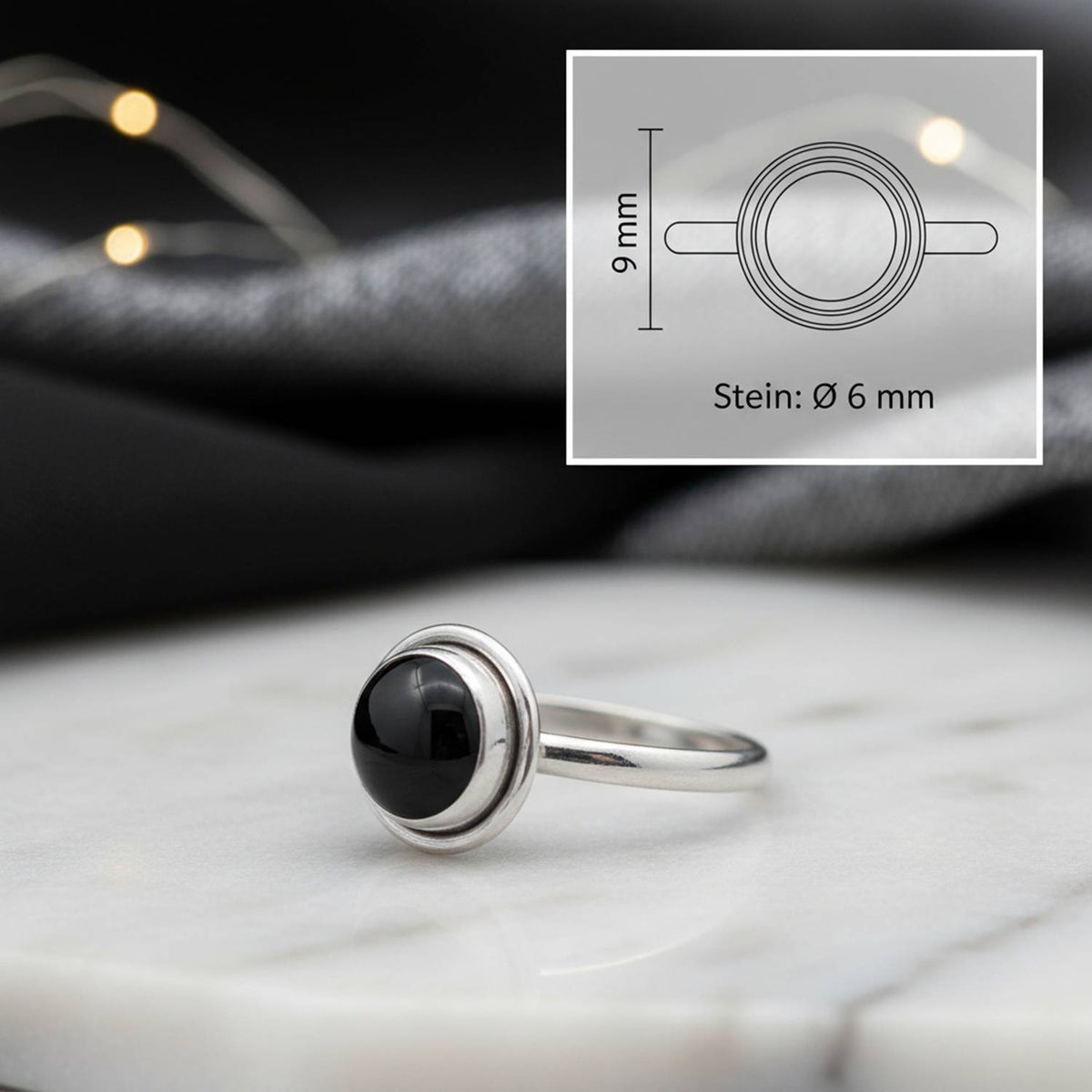 Onyxring aus Silber mit Maßangaben zu Ring und Edelstein