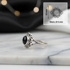 [KI] Onyxring aus Silber mit Maßangaben zu Ring und Edelstein