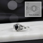 [KI] Onyxring aus Silber mit Maßangaben zu Ring und Edelstein