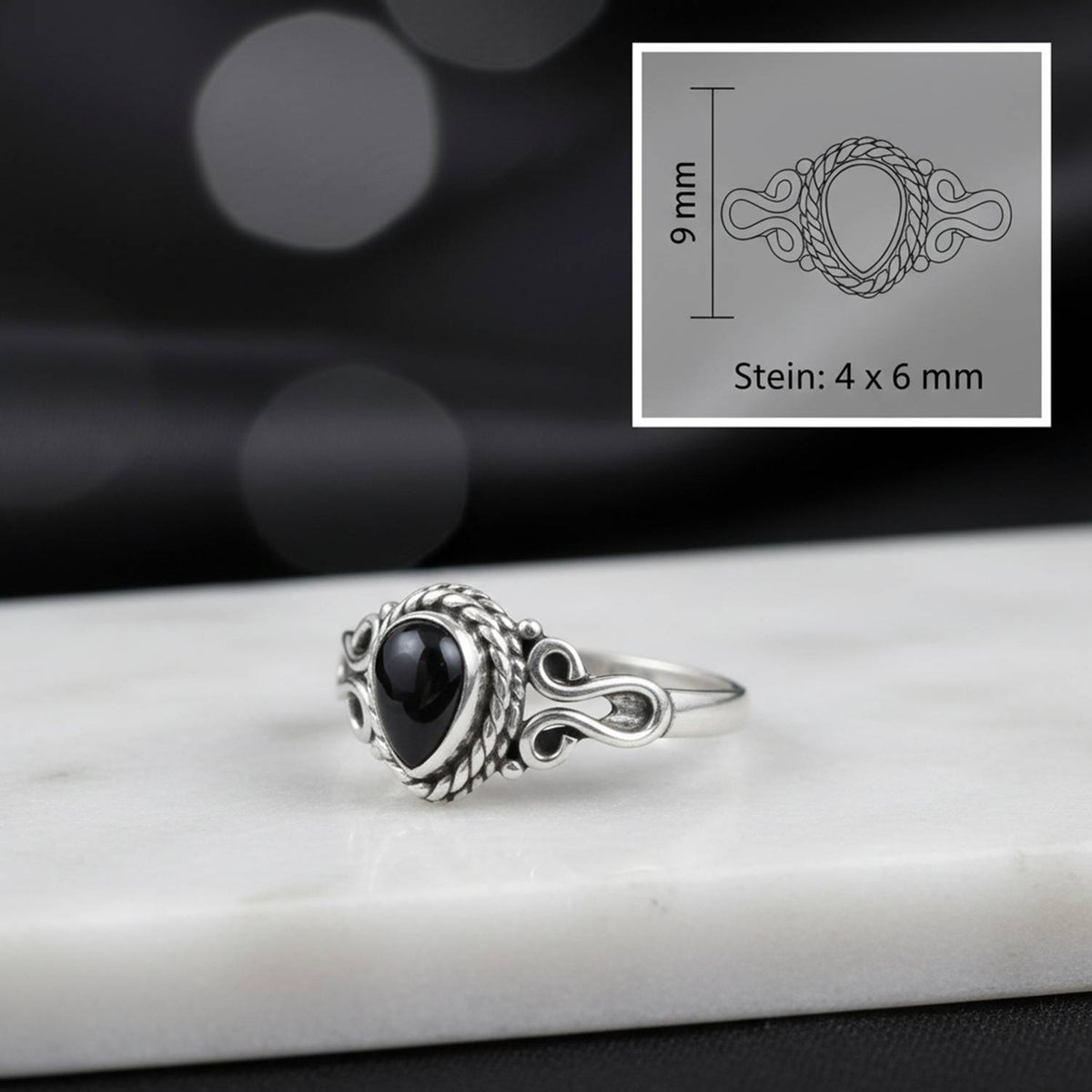 Onyxring aus Silber mit Maßangaben zu Ring und Edelstein