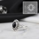 [KI] Onyxring aus Silber mit Maßangaben zu Ring und Edelstein