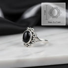 [KI] Onyxring aus Silber mit Maßangaben zu Ring und Edelstein