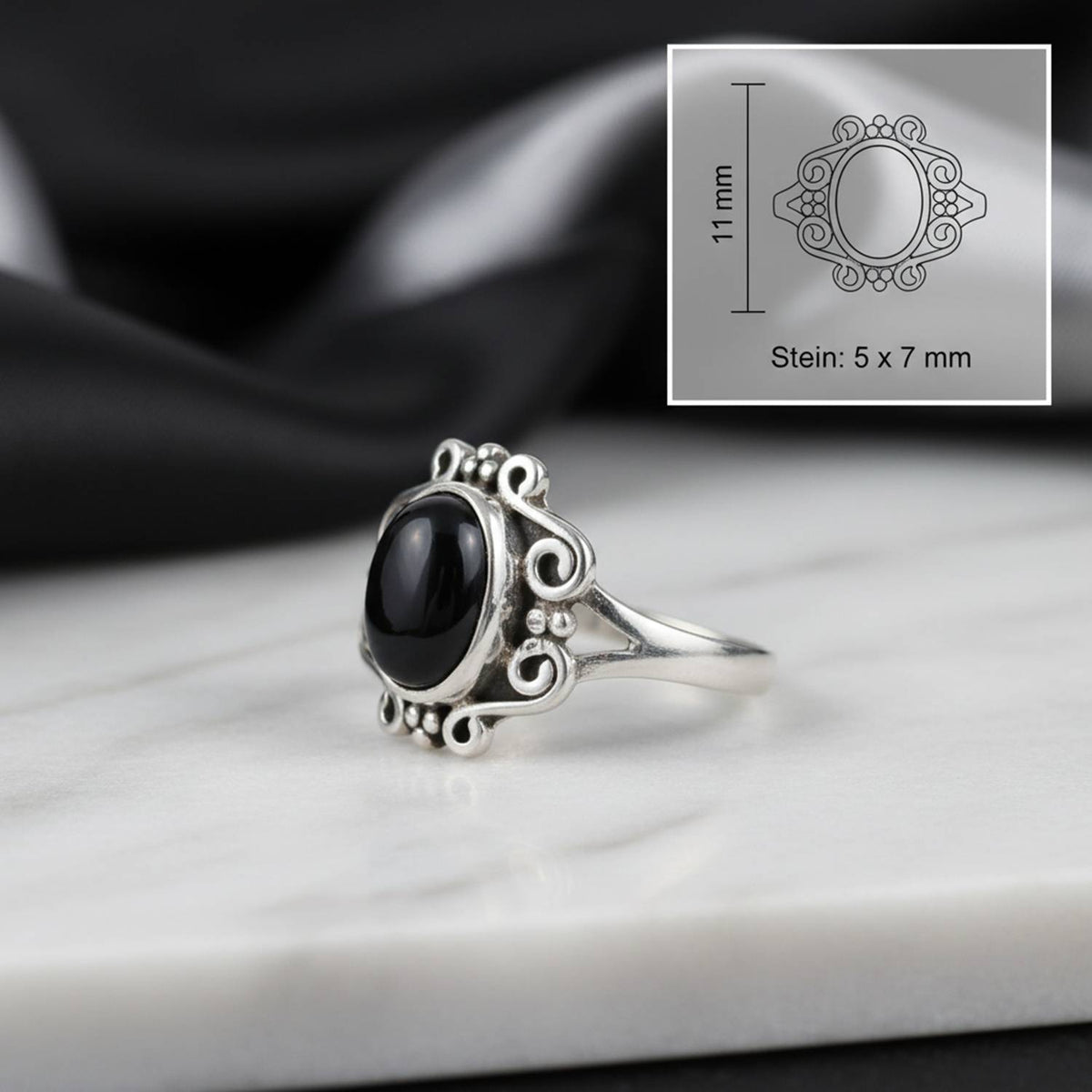 Onyxring aus Silber mit Maßangaben zu Ring und Edelstein