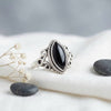 [KI] Silberring mit Onyx auf hellem Stoff
