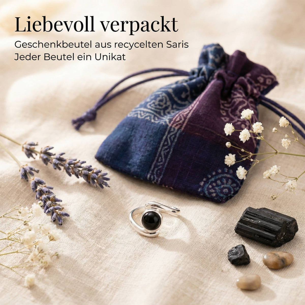 Silberring mit Onyx und Geschenkbeutel aus recyceltem Sari