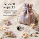[KI] Silberring mit Onyx und Geschenkbeutel aus recyceltem Sari