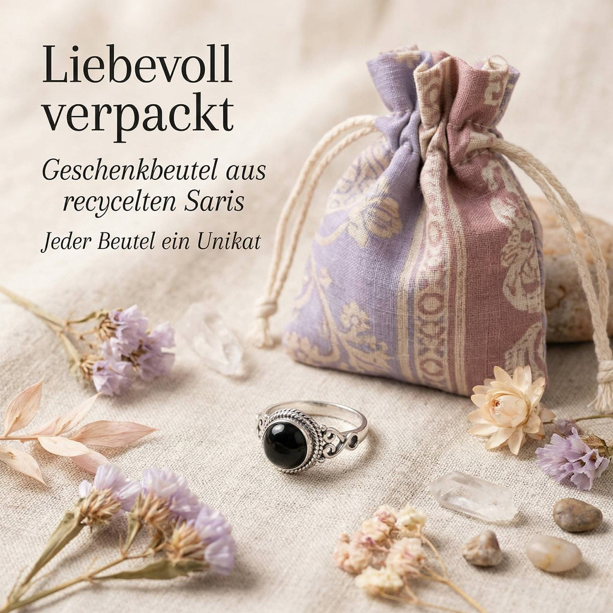 Silberring mit Onyx und Geschenkbeutel aus recyceltem Sari