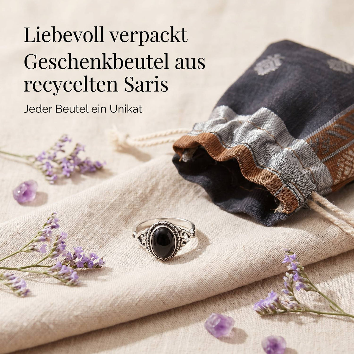 Silberring mit Onyx und Geschenkbeutel aus recyceltem Sari