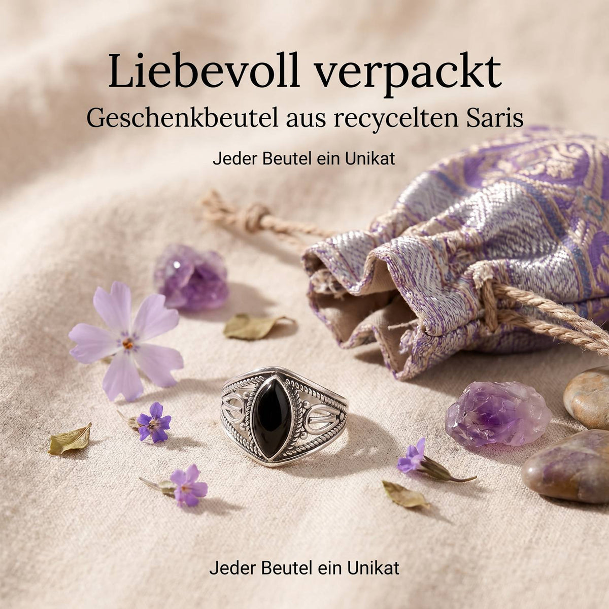 Silberring mit Onyx und Geschenkbeutel aus recyceltem Sari