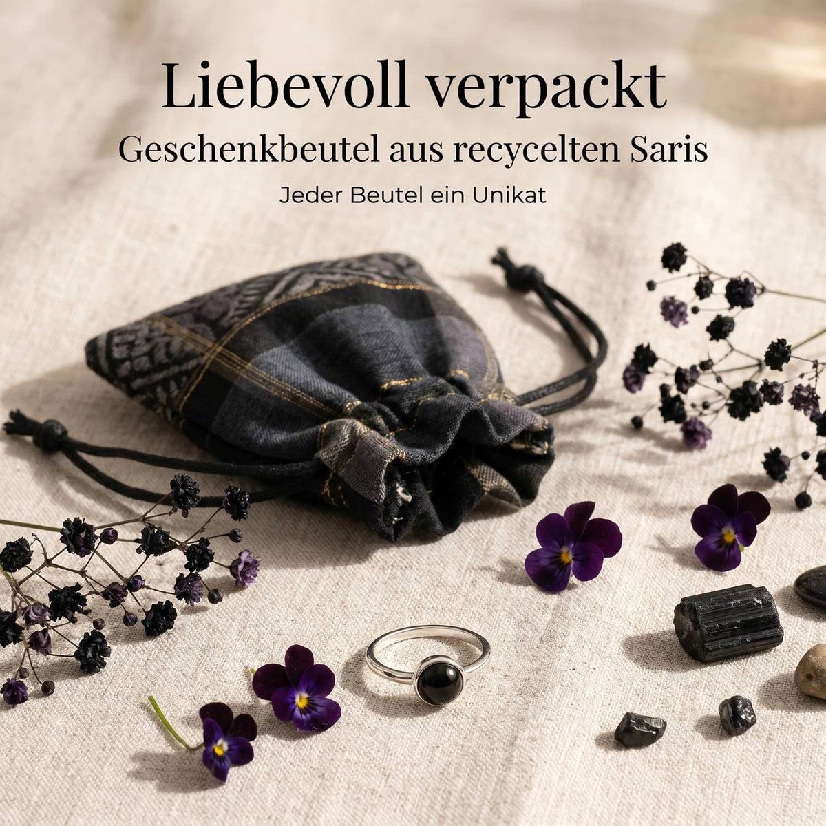 Silberring mit Onyx und Geschenkbeutel aus recyceltem Sari