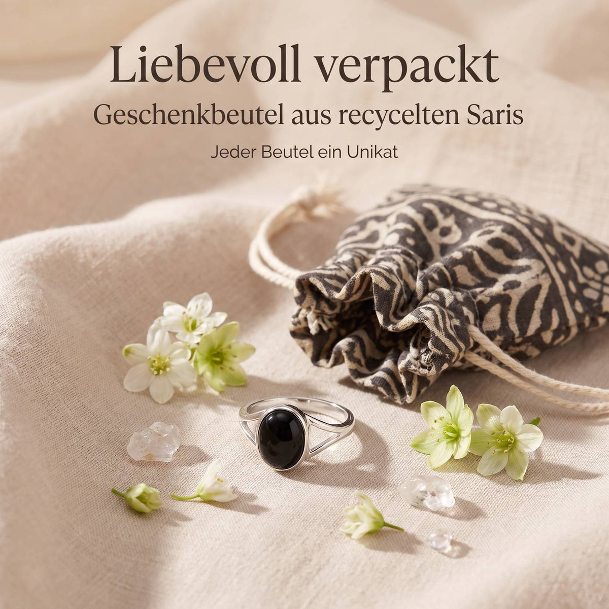 Silberring mit Onyx und Geschenkbeutel aus recyceltem Sari