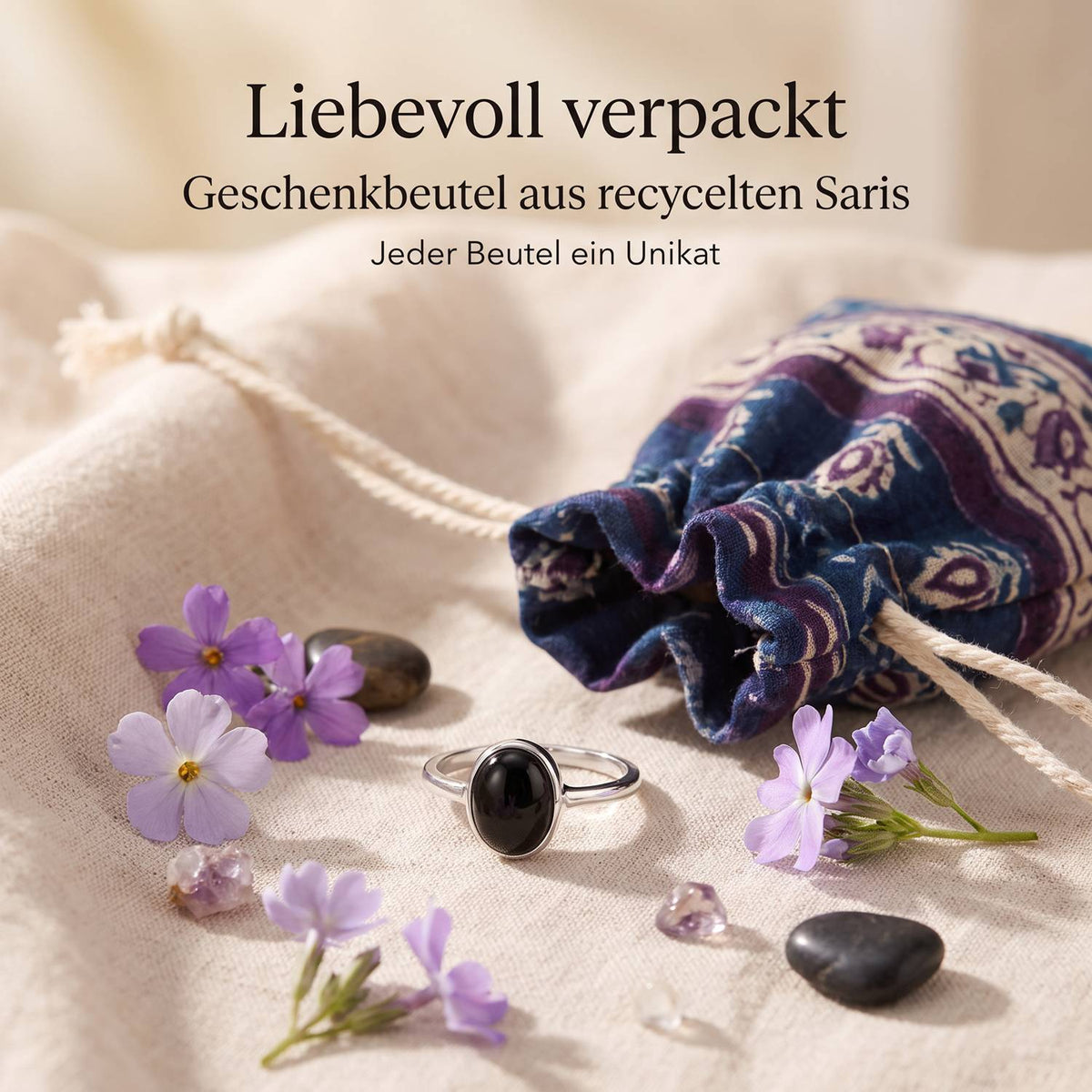 Silberring mit Onyx und Geschenkbeutel aus recyceltem Sari