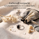 [KI] Silberring mit Onyx und Geschenkbeutel aus recyceltem Sari