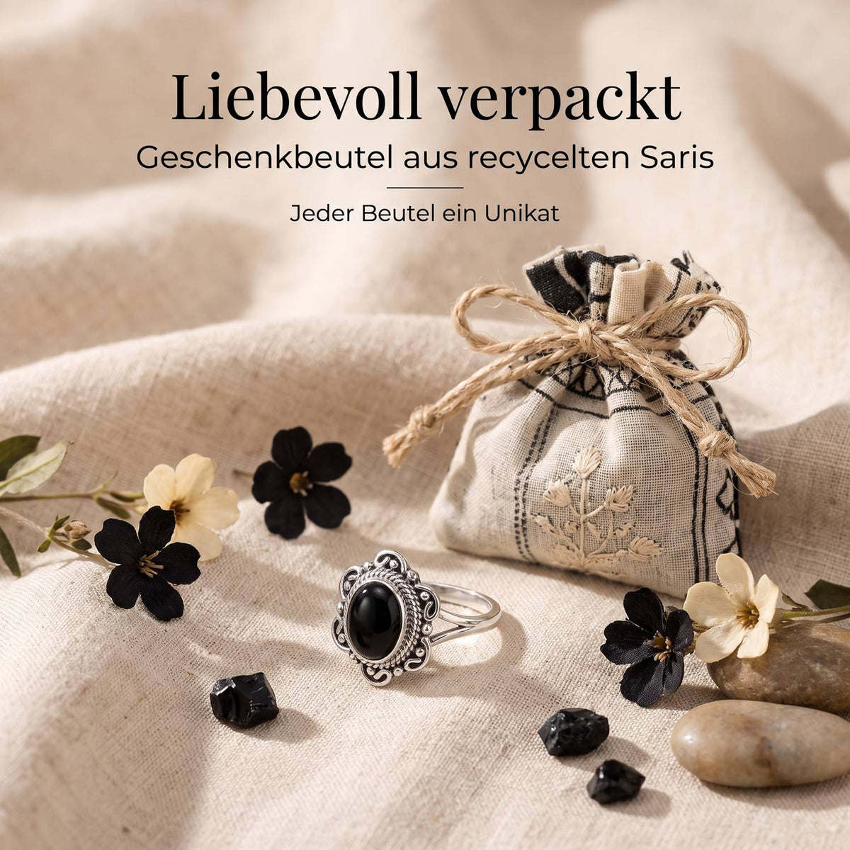 Silberring mit Onyx und Geschenkbeutel aus recyceltem Sari