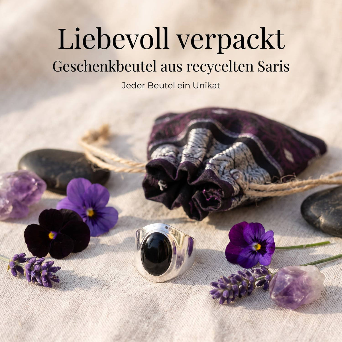 Silberring mit Onyx und Geschenkbeutel aus recyceltem Sari