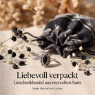 [KI] Silberring mit Onyx und Geschenkbeutel aus recyceltem Sari