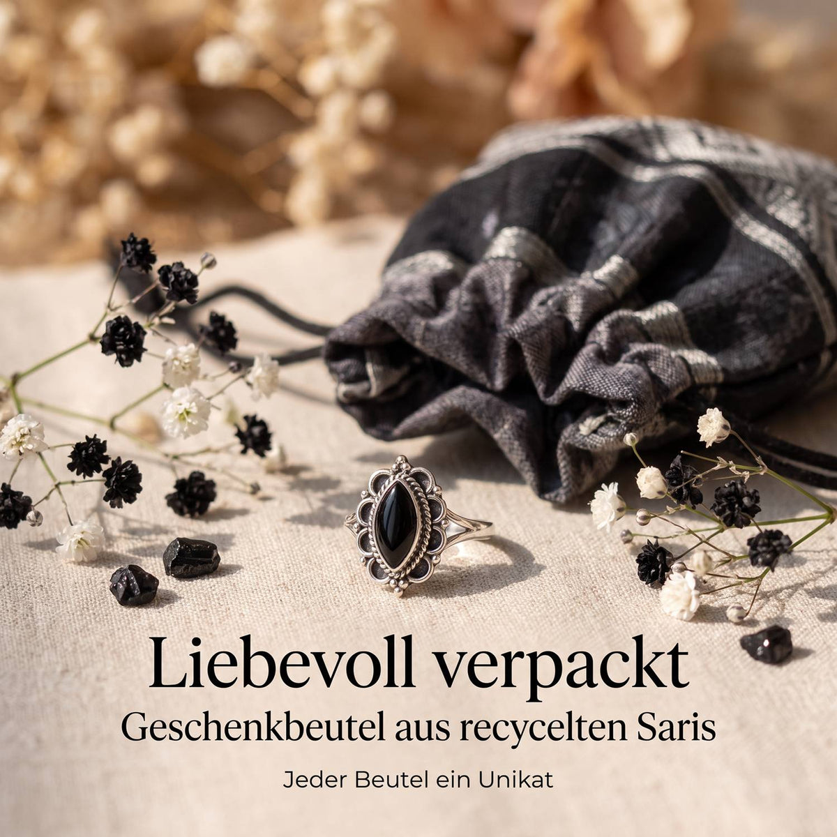 Silberring mit Onyx und Geschenkbeutel aus recyceltem Sari