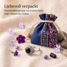[KI] Silberring mit Onyx und Geschenkbeutel aus recyceltem Sari