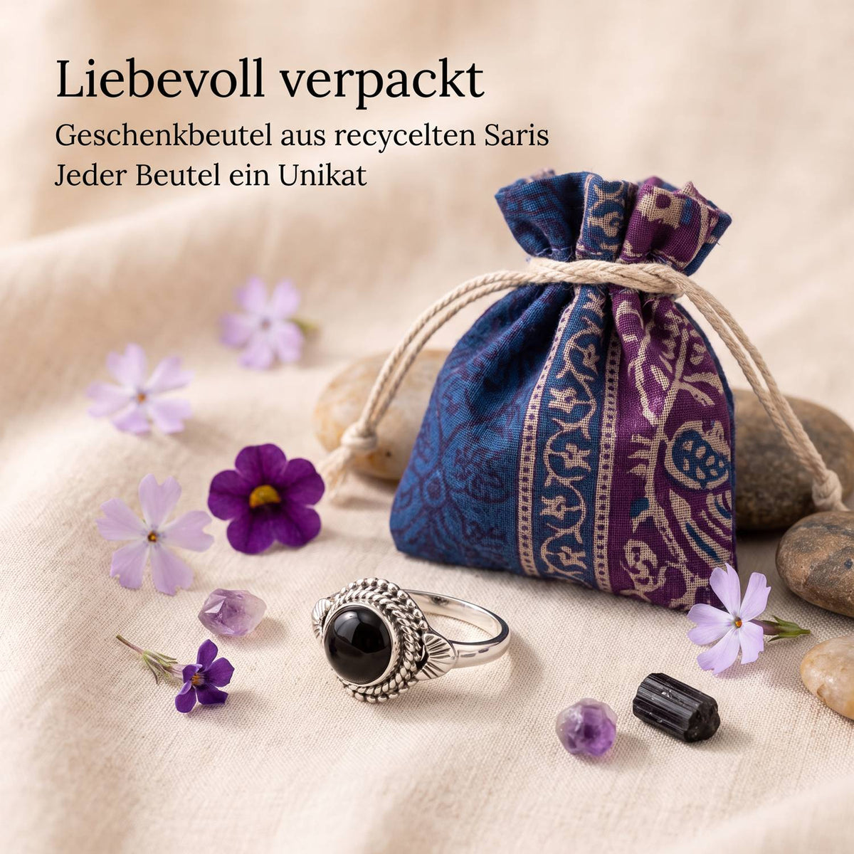 Silberring mit Onyx und Geschenkbeutel aus recyceltem Sari