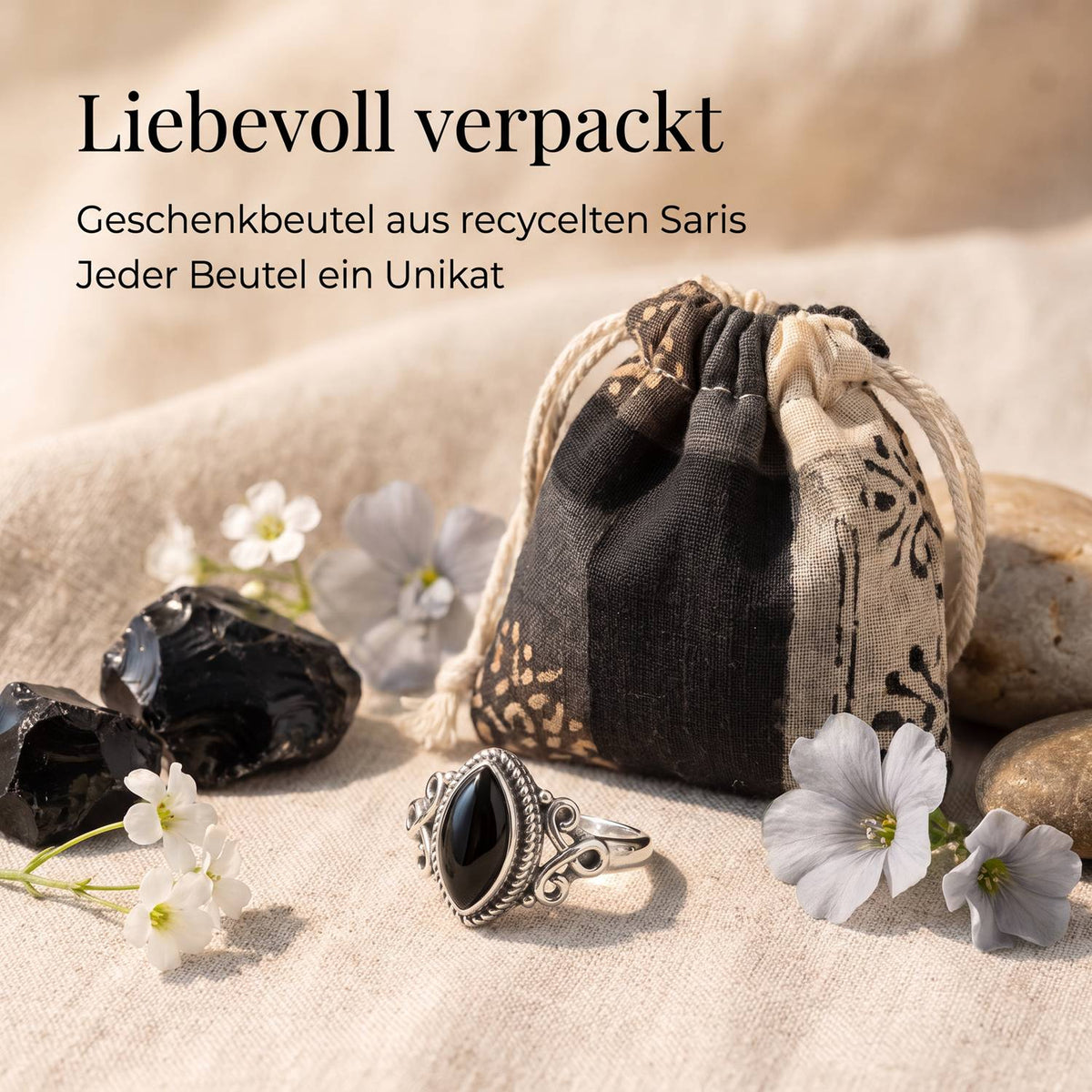 Silberring mit Onyx und Geschenkbeutel aus recyceltem Sari