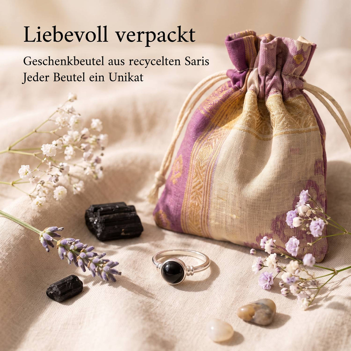 Silberring mit Onyx und Geschenkbeutel aus recyceltem Sari