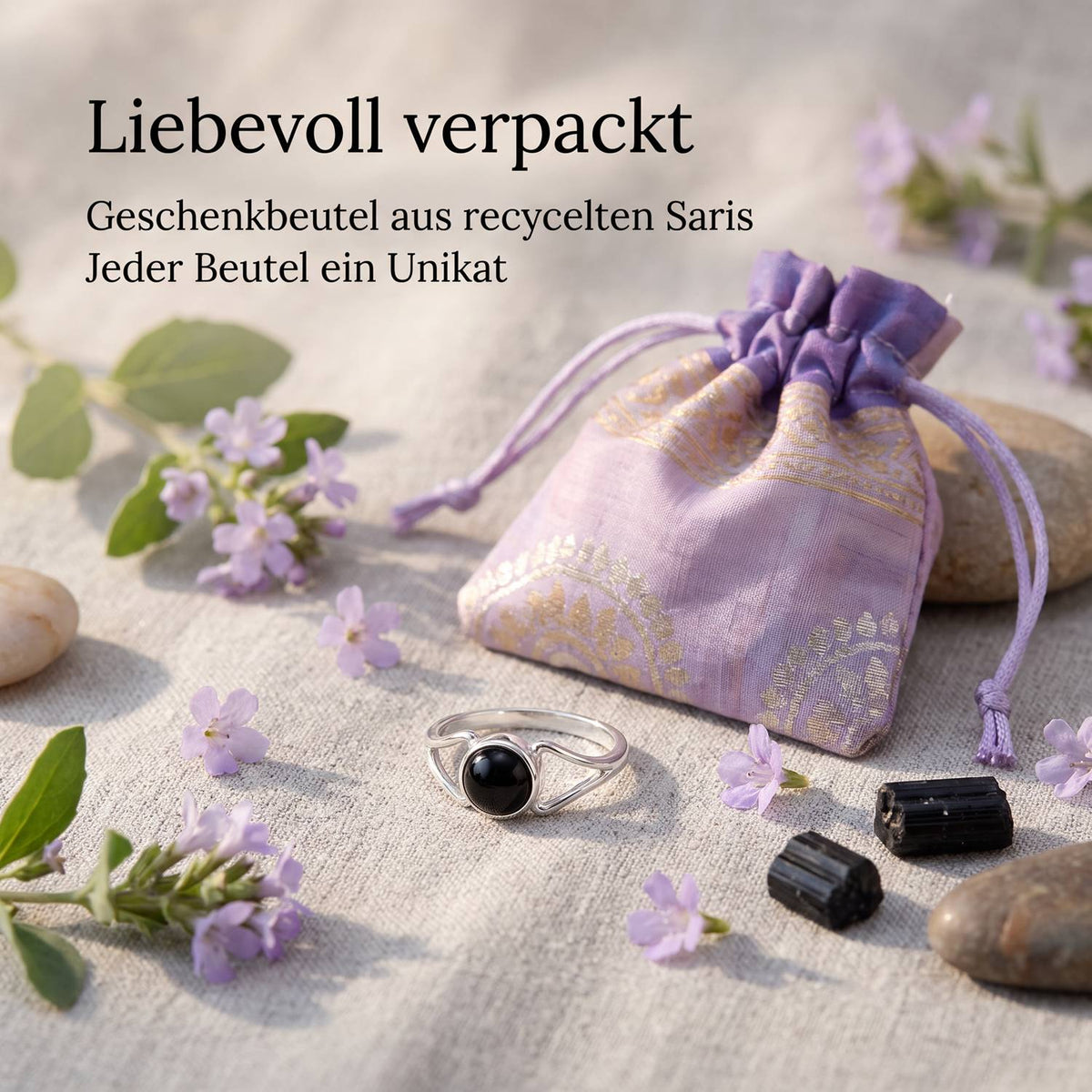 Silberring mit Onyx und Geschenkbeutel aus recyceltem Sari
