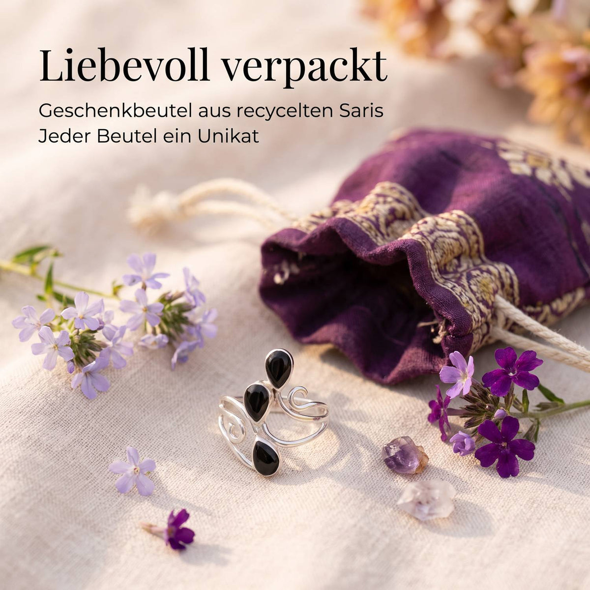 Silberring mit Onyx und Geschenkbeutel aus recyceltem Sari