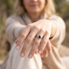 [KI] Onyxring aus Silber getragen an der Hand im Freien