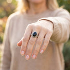 [KI] Onyxring aus Silber getragen an der Hand im Freien