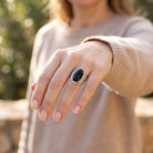 [KI] Onyxring aus Silber getragen an der Hand im Freien