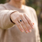 [KI] Onyxring aus Silber getragen an der Hand im Freien