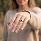 [KI] Onyxring aus Silber getragen an der Hand im Freien