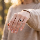 [KI] Onyxring aus Silber getragen an der Hand im Freien