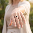 [KI] Onyxring aus Silber getragen an der Hand im Freien