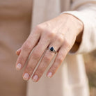 [KI] Onyxring aus Silber getragen an der Hand im Freien