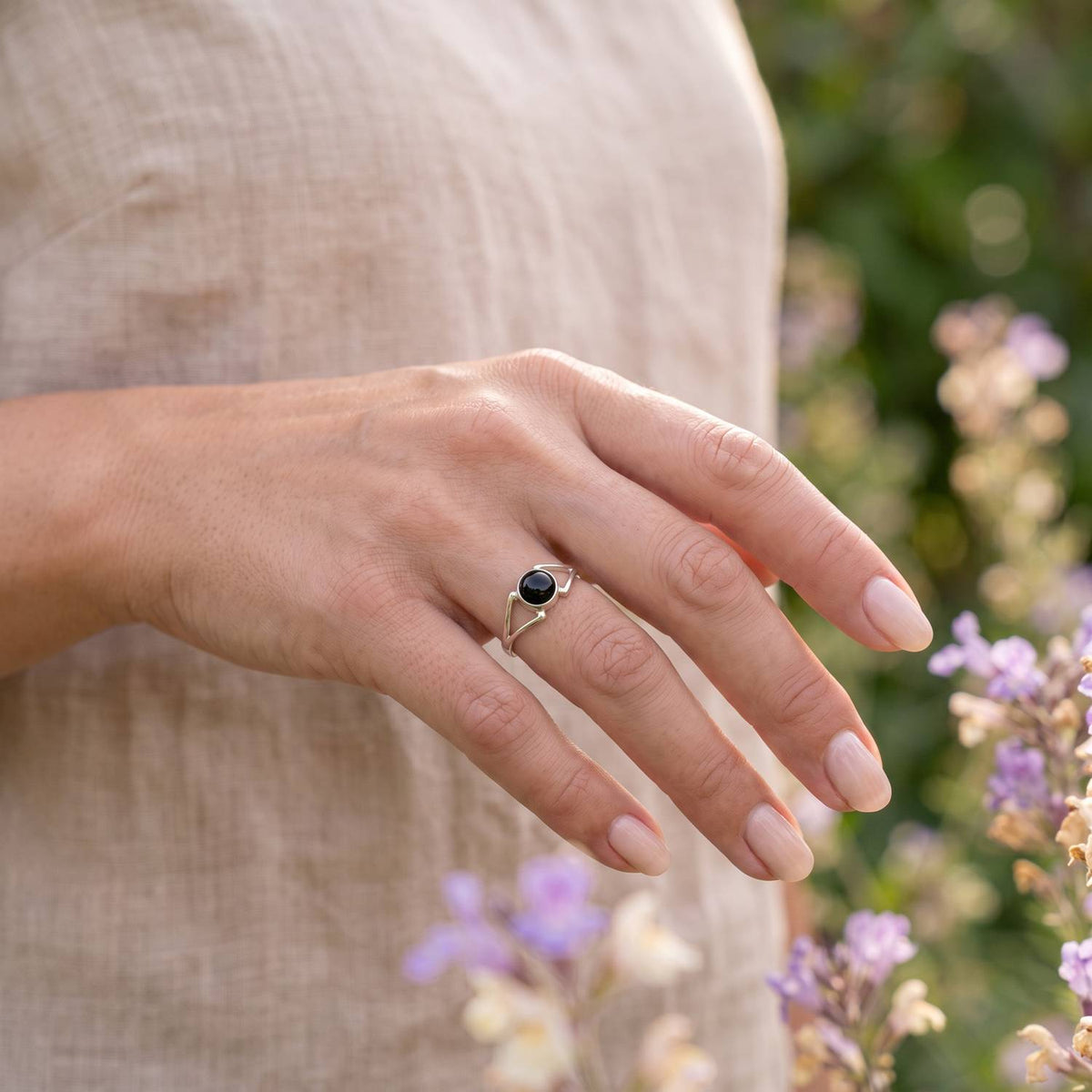 Onyxring aus Silber getragen an der Hand im Freien