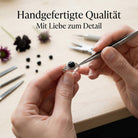 [KI] Handgefertigter Silberring mit Onyx bei der Schmuckherstellung