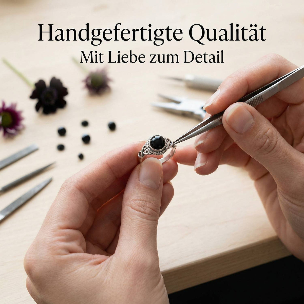 Handgefertigter Silberring mit Onyx bei der Schmuckherstellung