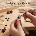 [KI] Handgefertigter Silberring mit Onyx bei der Schmuckherstellung