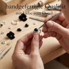 [KI] Handgefertigter Silberring mit Onyx bei der Schmuckherstellung