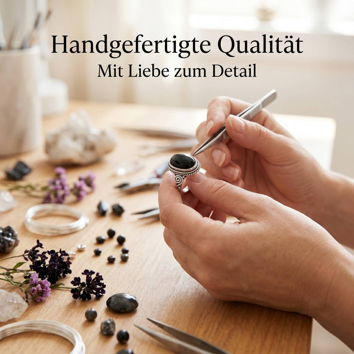 Handgefertigter Silberring mit Onyx bei der Schmuckherstellung