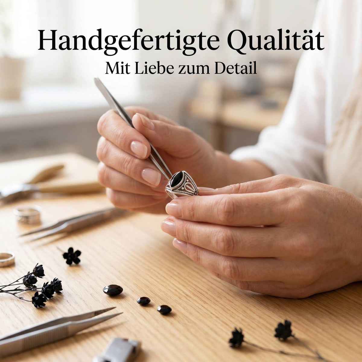 Handgefertigter Silberring mit Onyx bei der Schmuckherstellung