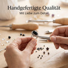 [KI] Handgefertigter Silberring mit Onyx bei der Schmuckherstellung