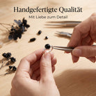 [KI] Handgefertigter Silberring mit Onyx bei der Schmuckherstellung