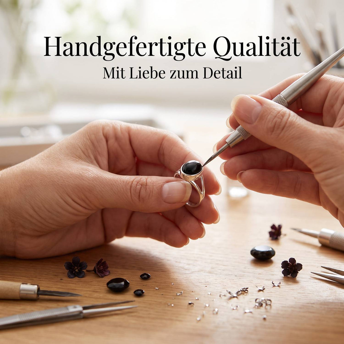 Handgefertigter Silberring mit Onyx bei der Schmuckherstellung
