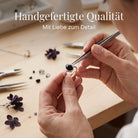 [KI] Handgefertigter Silberring mit Onyx bei der Schmuckherstellung